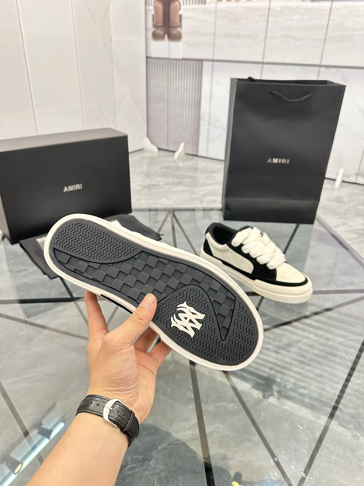 Men's shoes: 💰P600¥ Top quality in Guangzhou Product trademark: AMIRI* "Amir*" low-top casual shoes Regular size: 39-44 (can be customized to 45) Product material: Upper imported first-layer cowhide spliced ​​nubuck leather, breathable lining, original outsole. Number: 525